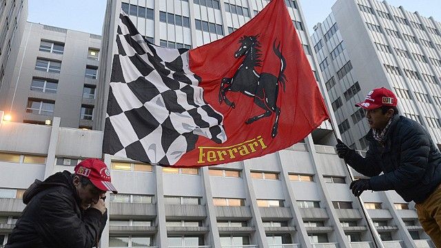 Michael Schumacher, încurajat de fani în fața spitalului în care este internat în comă