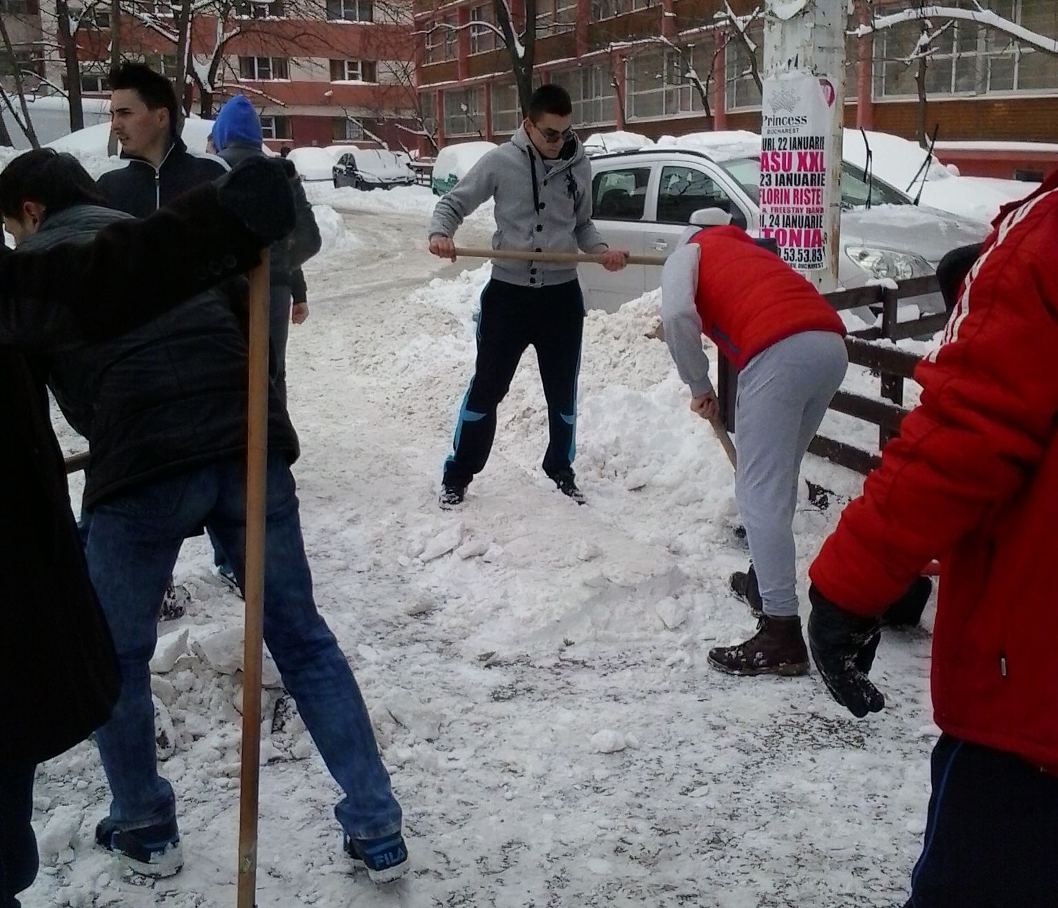 MARTOR OCULAR. Studenţii din Regie au ieşit la deszăpezit 