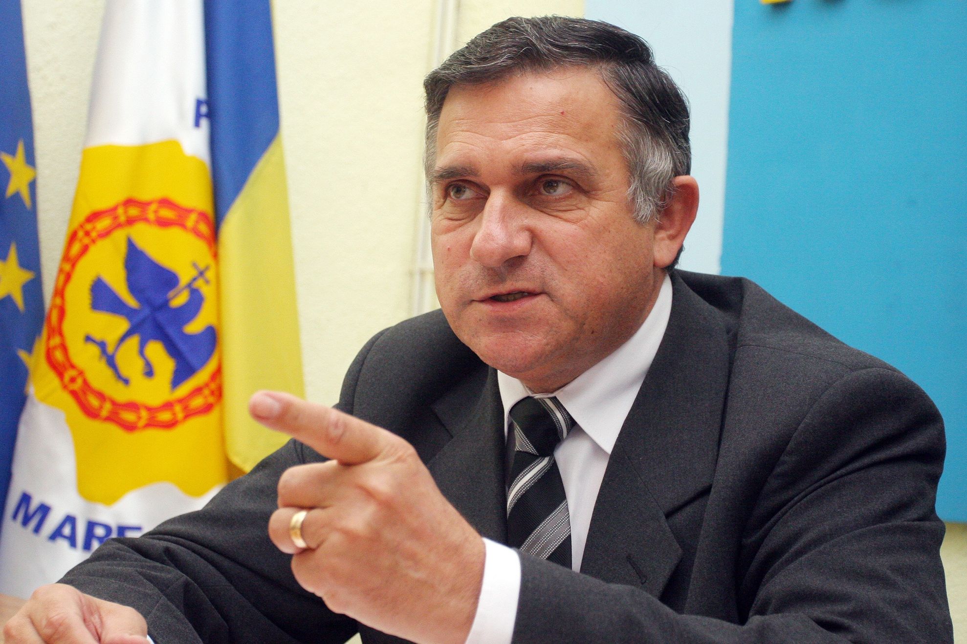 Funar: Vânzarea pământului românesc este un plan ocult, vizează ştergerea României de pe hartă