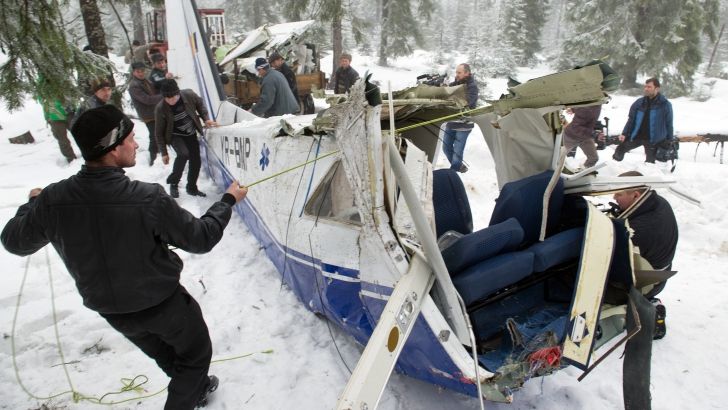 ACCIDENT AVIATIC: Epava avionului, depozitată în comuna Horea, este transportată la Bucureşti