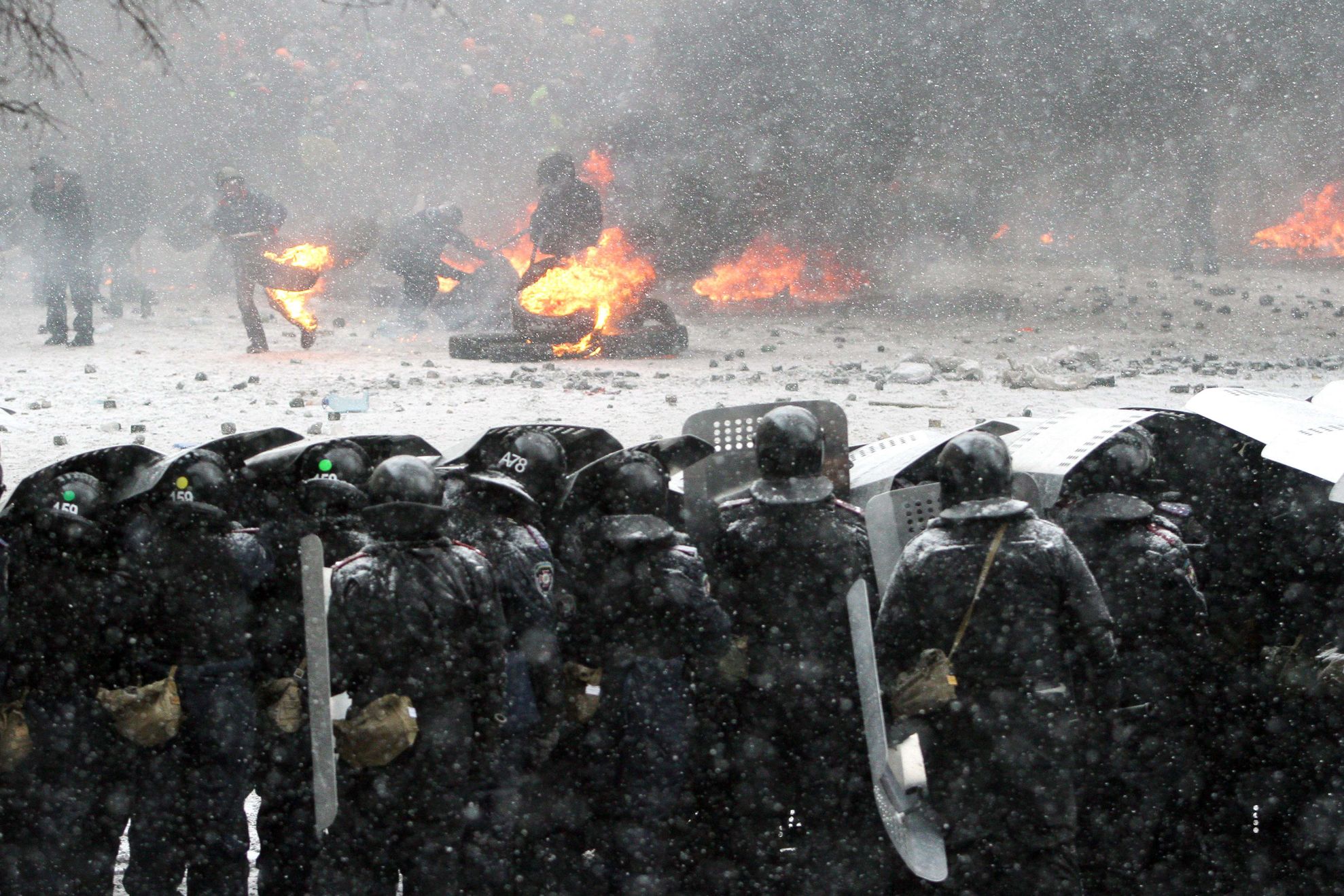 REVOLTĂ în UCRAINA. 5 morţi, violenţe extreme. Sesiune extraordinară a Parlamentului LIVE VIDEO