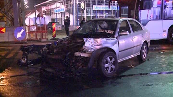 Accident spectaculos în Capitală. O ambulanţă a căzut într-o groapă de trei metri
