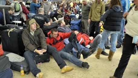 Doi angajaţi ai Aeroportului Sibiu, internaţi cu probleme respiratorii, după moartea unui coleg