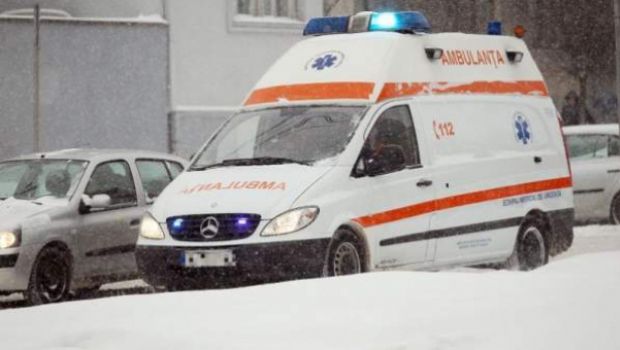 COD PORTOCALIU Ambulanţă cu pacienţi pentru dializă înzăpezită în Dâmboviţa
