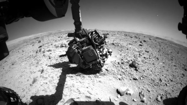 Roverul Curiosity a fotografiat un OZN misterios pe cerul marțian. Să fie un OZN?