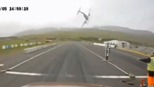 Fragmente din motorul unui Airbus au căzut peste mașini și peste o casă