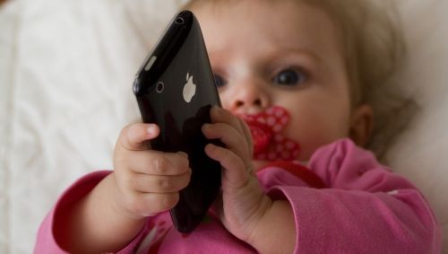 Spune-mi ce TELEFON ai, ca să-ți spun cât ești de DEȘTEPT! Ce DEZVĂLUIE despre inteligența ta