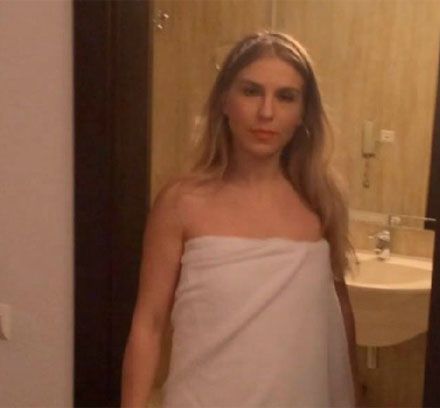Corina Bud s-a filmat când ieşea de la duş