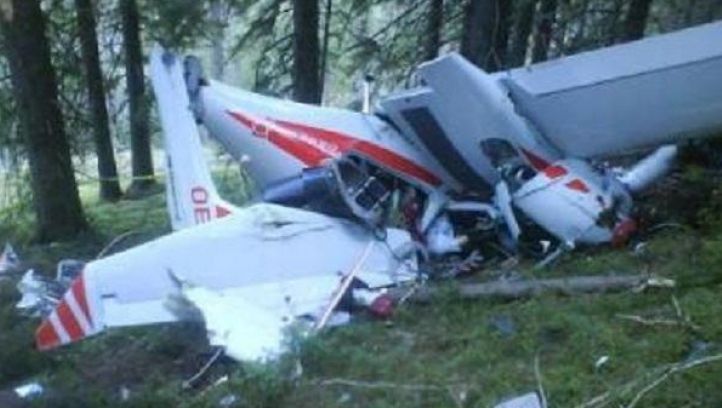 Epava AVIONULUI PRĂBUŞIT în Apuseni, tăiată şi transportată cu tractoarele localnicilor