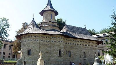 Un cunoscut preot riscă să facă închisoare după ce a reabilitat o mănăstire