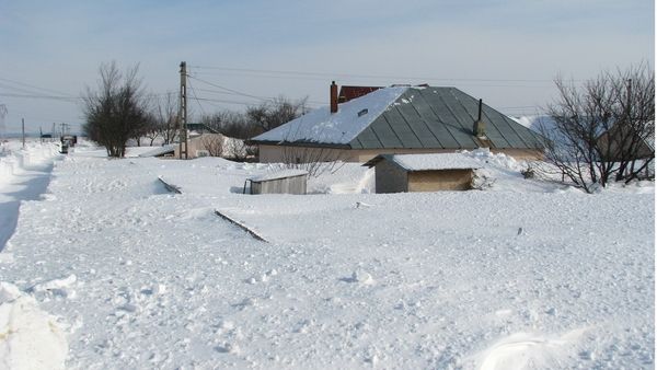 Aproximativ 7.000 de persoane din trei comune prahovene sunt izolate din cauza viscolului