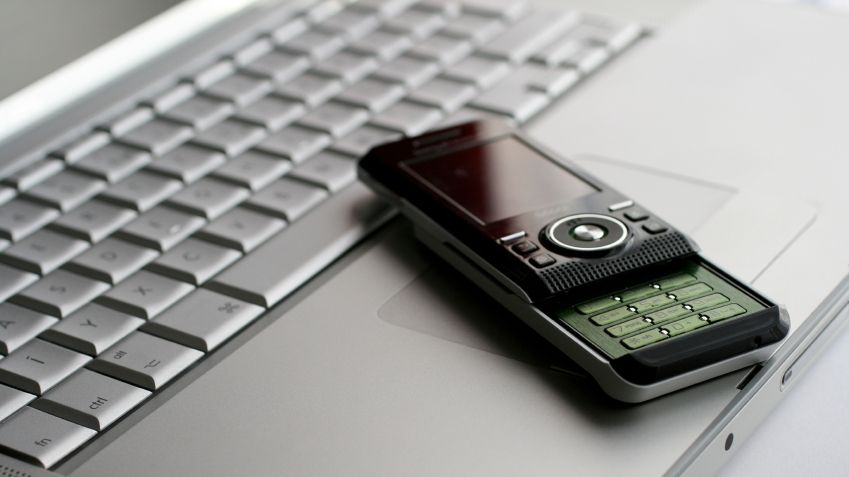 PERICOLELE la care ne expunem prin utilizarea în exces a calculatorului sau a telefoanelor