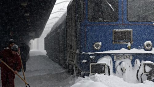 234 de trenuri ANULATE de VISCOL, 14 linii de circulaţie restricţionată. ÎNTÂRZIERI de 600 de minute