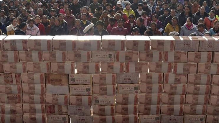 Într-un sat din China, zidurile sunt făcute DIN BANI