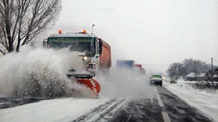 CNADNR: Transportatorii blocaţi fără rovignetă să facă dovada înzăpezirii, pentru a nu fi amendaţi