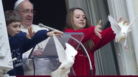 SEMN SUMBRU. Porumbeii păcii eliberaţi de Papa Francisc au fost ATACAŢI de ciori