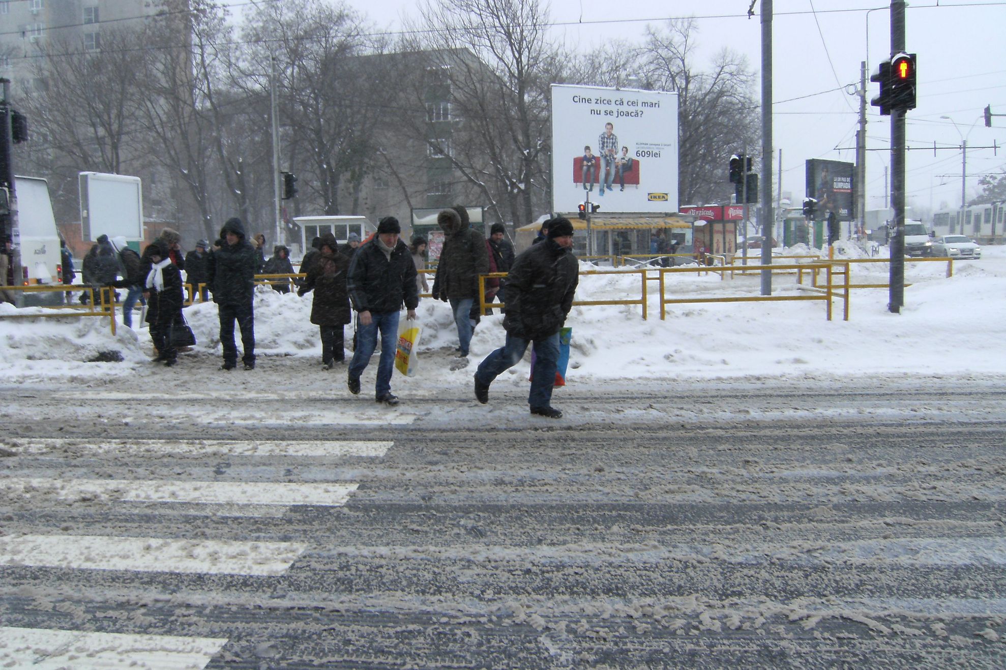 MARTOR OCULAR. Sectorul 6 din Capitală, rupt de lume după ninsoare. IMAGINI 