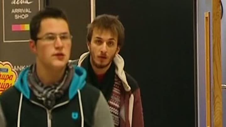 "Marea invazie" a românilor în UK, aşteptată de politicieni şi jurnalişti pe aeroportul din Londra