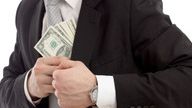 Cine sunt românii care FURĂ DE LA FIRMĂ: tineri, educaţi, cu poziţii de conducere