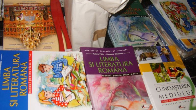 Pricopie: Vânzarea de cărţi şi auxiliare în şcoli este ilegală