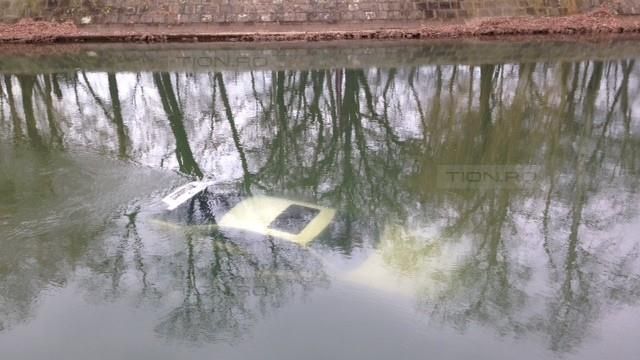 Trei persoane rănite, după ce maşina în care se aflau a ajuns într-un pârâu