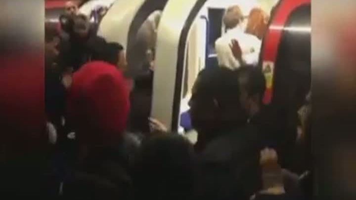 BĂTAIE LA METROU în noaptea de ANUL NOU
