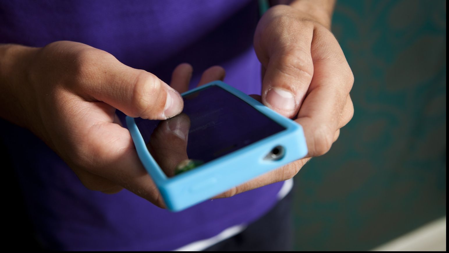 Ce a găsit un băiețel pe telefonul primit de Crăciun. Părinții săi sunt disperați