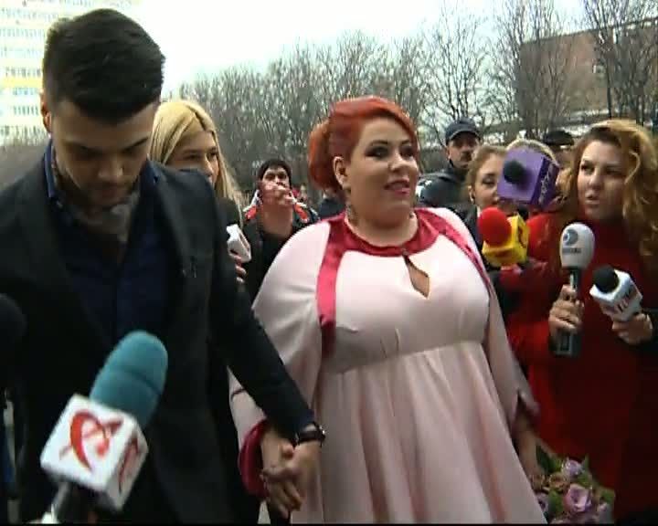 Oana Roman s-a căsătorit civil! Mioara şi Petre Roman s-au evitat la eveniment 