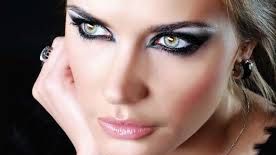 Efectele devastatoare ale COSMETICELOR asupra ochilor tăi