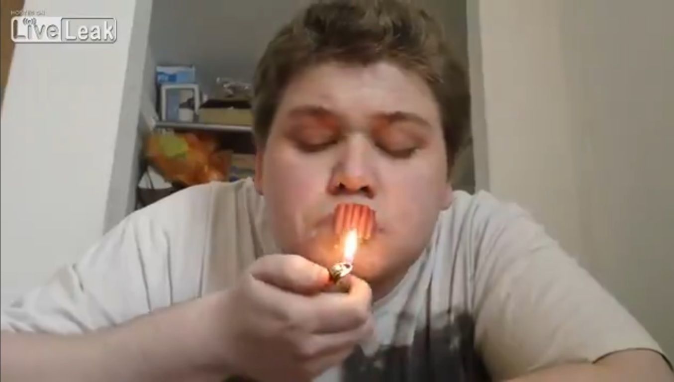 Cel mai stupid mod de a aprinde pocnitori