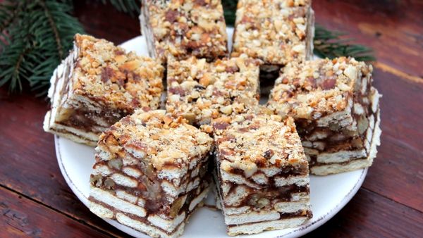 REŢETA ZILEI: Prăjitură cu biscuiţi şi alune