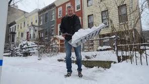 Ambasada SUA a postat o imagine cu primarul din New York care curăţă zăpada: "Şi la voi ninge?"