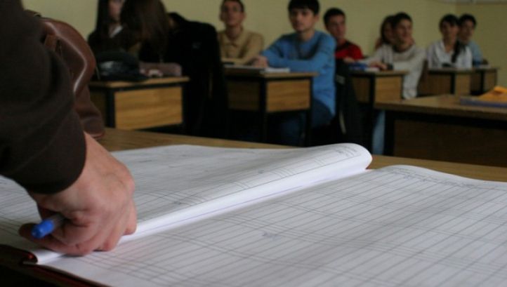 ŞPAGĂ LA ŞCOALĂ: Învăţătoarea Dana Blându urmează să fie audiată