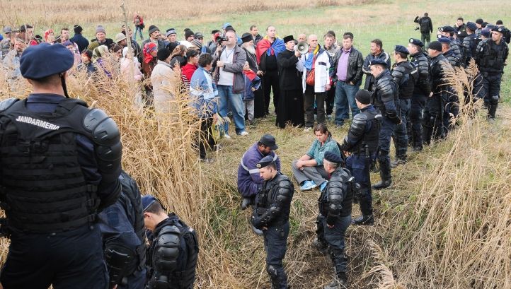 "Este strigător la cer ce se întâmplă!" Oamenii din Pungeşti spun că sunt terorizaţi de jandarmi 