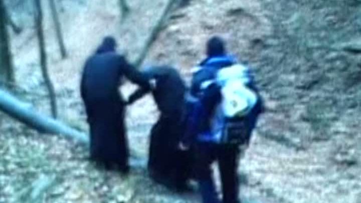 Un pustnic care s-a retras acum 20 de ani într-o grotă lângă Cozia, SALVAT de jandarmi. Ce-a păţit