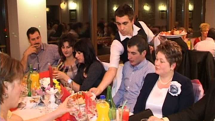 După aproape trei săptămâni de la REVELIONUL ADEVĂRAT, ospătarii au avut şi ei PETRECEREA LOR