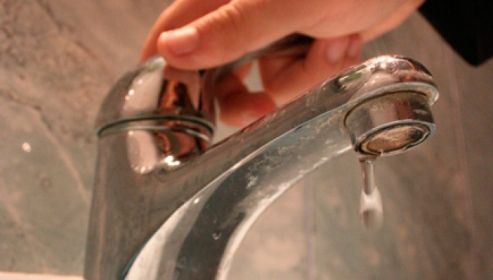 Fost prefect de Dâmboviţa acuză că peste 10.000 de locuitori din judeţ au băut "apă nefiltrată"