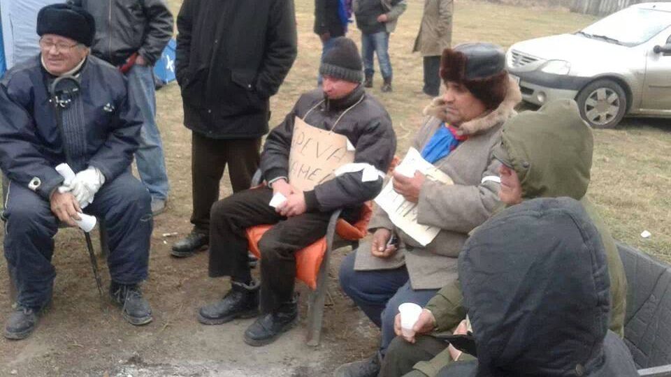 Protestatarii din Pungeşti spun că au renunţat la greva foamei din cauza abuzurilor jandarmilor