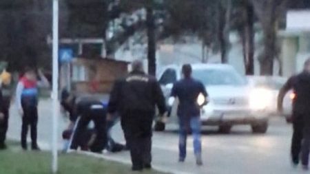Tânăr bătut cu bâtele în stradă, la Buziaș