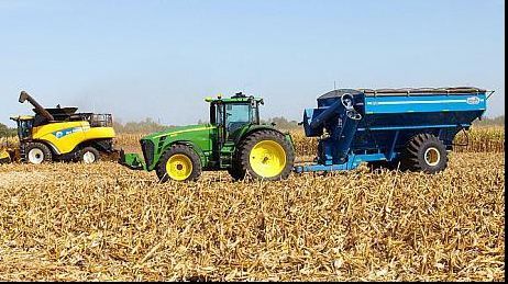 Tractoarele care merg singure au invadat România. Sunt ghidate de computer, cu ajutorul sateliților