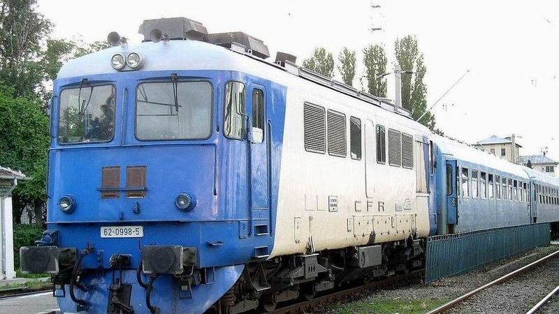 TRENURI BLOCATE din cauza unui TIR rămas pe şine