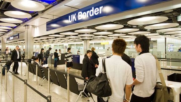Românii nu se grăbesc să emigreze în Marea Britanie "rasistă"