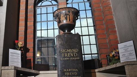 Urna cu cenuşa lui Sigmund Freud, deteriorată în timpul unei tentative de furt