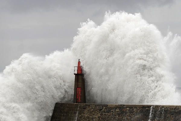 Nordul Spaniei, afectat de intemperii puternice. Valuri de 10 metri: un dispărut şi pagube enorme