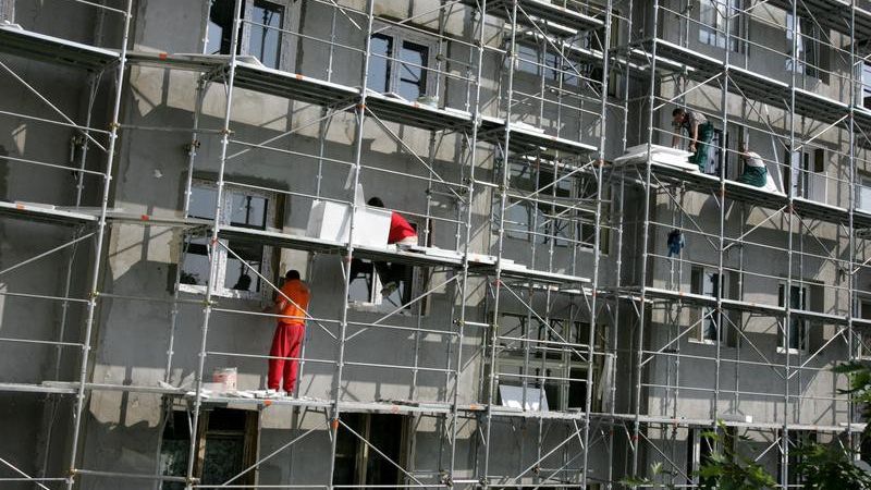 Un muncitor din Iași s-a prăbușit de pe schelă de la înălţimea de cinci metri