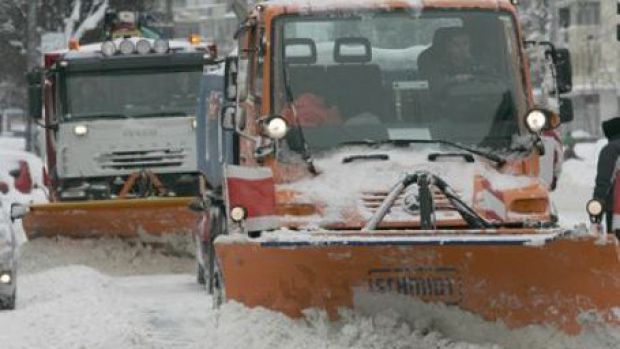 Pregătiri pentru IARNĂ, în Bucureşti: 529 de utilaje, zeci de mii de tone de material antiderapant
