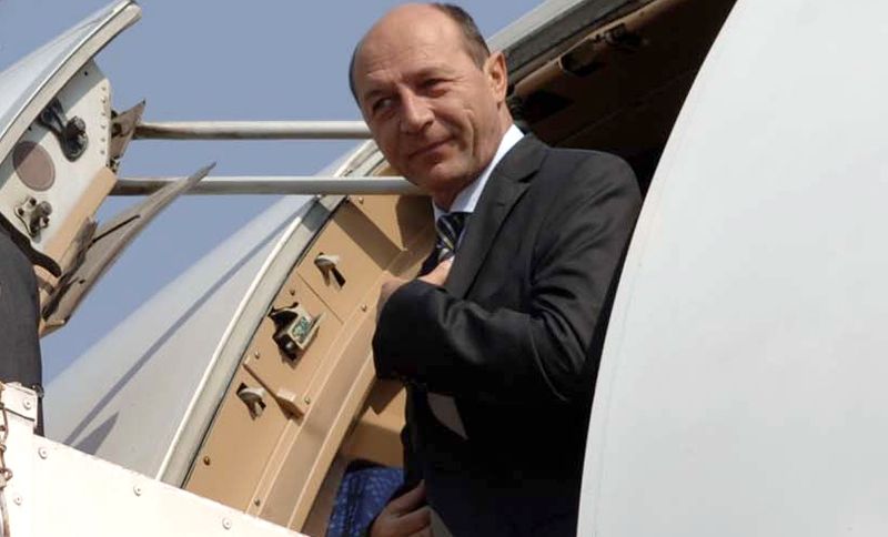 Pasageri ŢINUŢI LA SOL pentru îmbarcarea lui TRAIAN BĂSESCU 