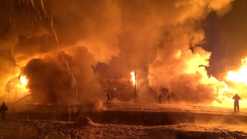 INCENDIU de proporţii. Un tren cu 32 de vagoane-cisternă cu azot a deraiat