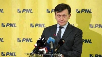 CRIN ANTONESCU către VICTOR PONTA: Nu eu l-am chemat la nuntă pe TRAIAN BĂSESCU