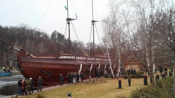 Imagini din CASA PREŞEDINTELUI Ianukovici. Grădină ZOO, o corabie şi lac în curte